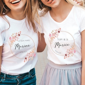 Peut inclure: Deux femmes portant des t-shirts blancs avec des motifs floraux et du texte. Le texte sur les t-shirts est "La future mariée Marine 18 Mai 2024" et "Team de la Mariée 18 Mai 2024".