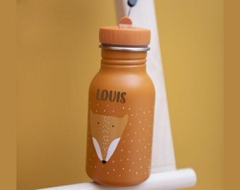 Puede incluir: Una botella de agua de acero inoxidable marrón con un diseño de zorro y el nombre "LOUIS" impreso en ella. La botella tiene una tapa naranja y un patrón de lunares blancos.