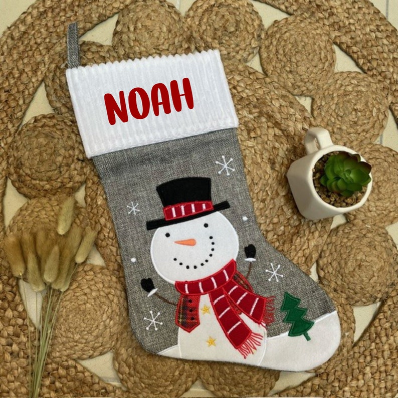 Chaussette de Noël personnalisée Grise cotêlée bonhomme de neige image 2