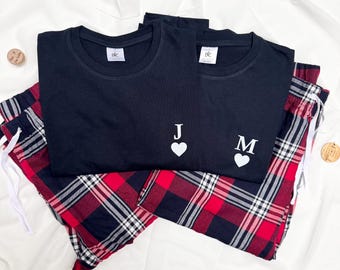 Gepersonaliseerde geruite pyjamaset voor Valentijnsdag - pyjamaset voor koppels, Valentijnsdagcadeau, cadeau voor geliefden, duo-pyjamaset