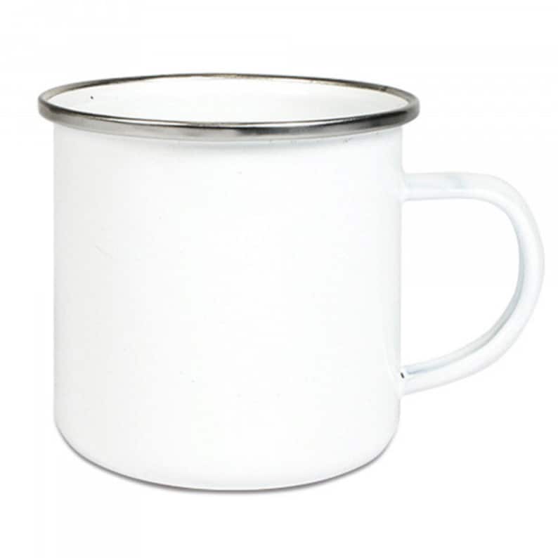 Pu&ograve; includere: Tazza in smalto bianco con bordo argentato e manico. La tazza &egrave; vuota e pronta per essere personalizzata.