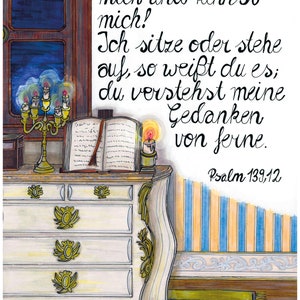 Puede incluir: Una ilustraci&oacute;n dibujada a mano de una c&oacute;moda blanca con detalles dorados. La c&oacute;moda tiene cuatro cajones y est&aacute; decorada con un libro, una vela y una menor&aacute;. El texto "Herr, du erforschst mich und kennst mich! Ich sitze oder stehe auf, so wei&szlig;t du es; du verstehst meine Gedanken von ferne. Psalm 139,12" est&aacute; escrito en cursiva negra sobre un fondo blanco.
