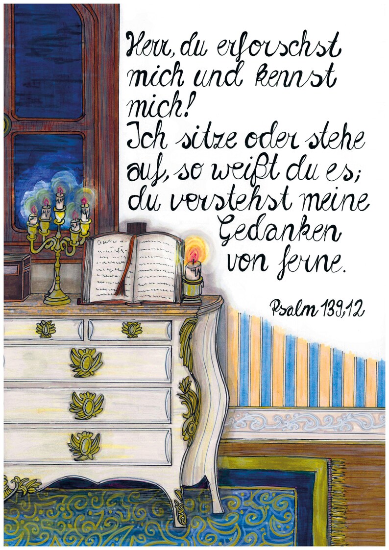 Puede incluir: Una ilustraci&oacute;n dibujada a mano de una c&oacute;moda blanca con detalles dorados. La c&oacute;moda tiene cuatro cajones y est&aacute; decorada con un libro, una vela y una menor&aacute;. El texto "Herr, du erforschst mich und kennst mich! Ich sitze oder stehe auf, so wei&szlig;t du es; du verstehst meine Gedanken von ferne. Psalm 139,12" est&aacute; escrito en cursiva negra sobre un fondo blanco.
