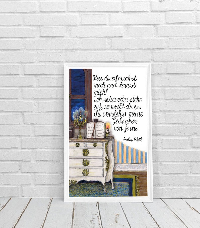 Puede incluir: Una ilustraci&oacute;n de acuarela de una escena de dormitorio con una c&oacute;moda, un libro y una vela encendida. El texto de la imagen dice "Herr, du erforschst mich und kennst mich! Ich sitze oder stehe auf, so wei&szlig;t du es; du verstehst meine Gedanken von ferne. Psalm 139,12"