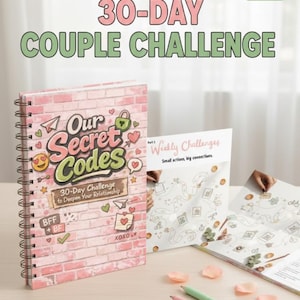 Puede incluir: Un cuaderno espiralado titulado "Our Secret Codes" con un diseño de ladrillo rosa, parte de un "30-Day Couple Challenge". Incluye pegatinas y 37 páginas. También, una tarjeta con "Weekly Challenges" y dos lápices de colores.