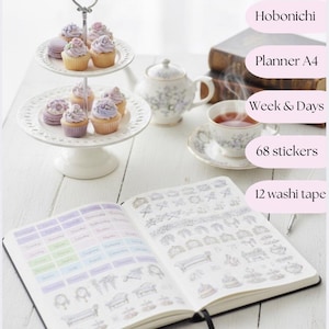 Puede incluir: Un soporte para pasteles de cerámica blanca de dos niveles exhibe cupcakes y macarons. También hay una tetera, una taza de té y un planificador con pegatinas y cinta washi. El planificador está abierto, mostrando pegatinas e ilustraciones. El texto de la imagen incluye "Hobonichi", "Planner A4", "Week & Days", "68 stickers" y "12 washi tape".