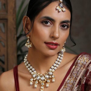 Natuurlijke Kundan ketting set met Maang Tikka voor vrouwen & meisjes, Indiase sieraden, handgemaakte Kundan ketting, kralen ketting set-cadeau voor haar afbeelding 2