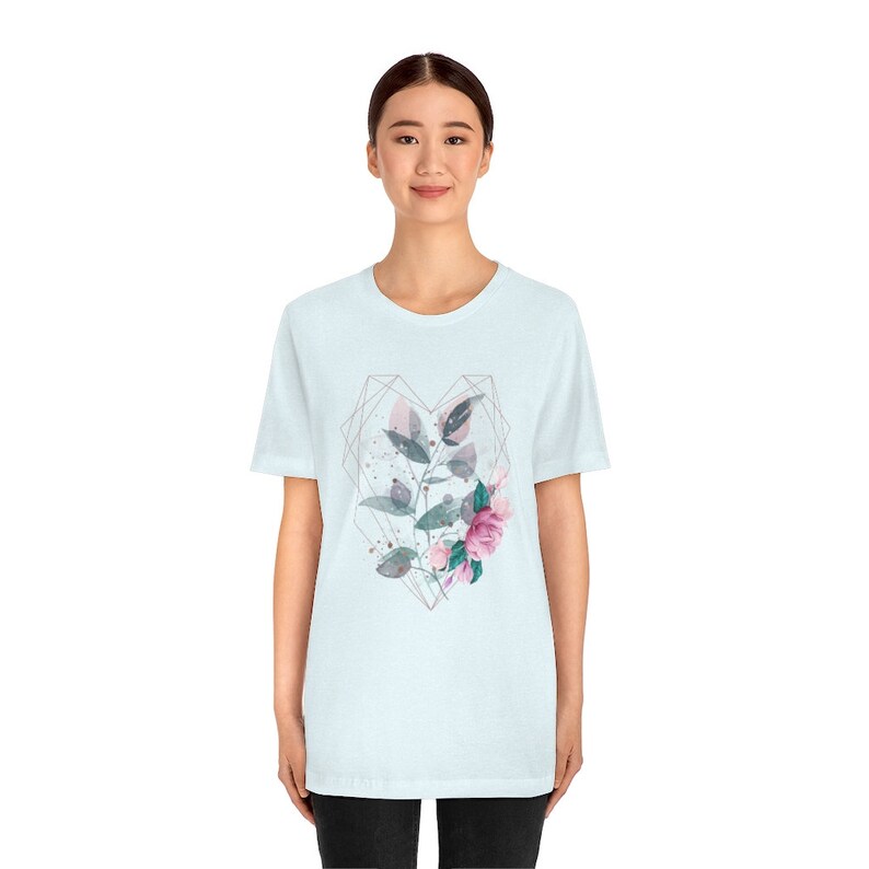 Camiseta de corazón geométrico, camiseta de flores, camiseta Cottagecore, camiseta Comfort, camiseta gráfica para mujer, camiseta linda, Bella Canvas 3001, Boho Chic. imagen 4