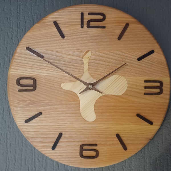 Horloge murale en bois Splash 2, plateau en Frêne massif avec incrustation en Pin. Chiffres et aiguilles en noyer. Pendule unique.