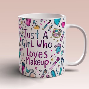 Può includere: Una tazza in ceramica bianca con un design colorato che presenta articoli di trucco e il testo "Just a Girl Who Loves Makeup".
