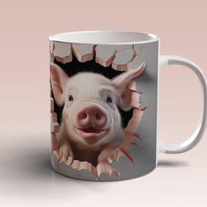 Könnte beinhalten: Weiße Keramiktasse mit einem bunten Bild eines Schweins, das aus einer rissigen Wand schaut. Das Schwein hat eine rosafarbene Schnauze und einen fröhlichen Ausdruck.