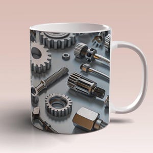 Puede incluir: Taza de cerámica blanca con un diseño de varios engranajes y tornillos de metal sobre un fondo gris claro.
