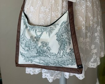 sac à main type pochette toile jouy, avec bandoulière et fermoir aimanté, sac à main d'été, sac à main aux motifs vintage.