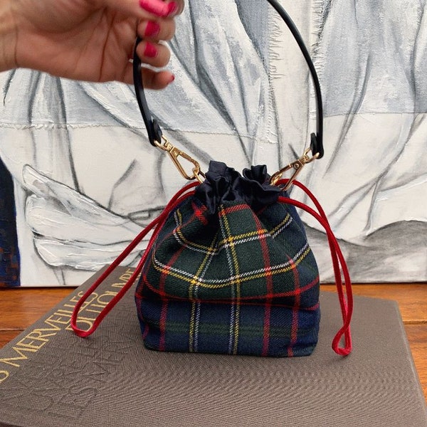 Petit sac á main fait en tissu, avec poignée en cuir, et cordon rouge, Ce sac est idéal pour un cadeau spécial.