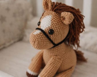 Caballo de peluche de ganchillo • Pony amigurumi hecho a mano • Decoración infantil • Regalo para baby shower • Animal de peluche de punto suave