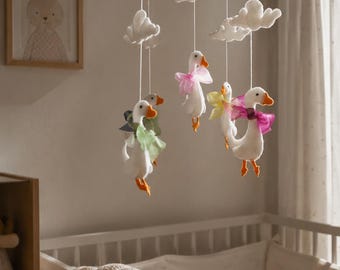 Filtgås-babymobil, barnrums-spjälsängsmobil, neutral babymobil, handgjord molnmobil, gås-barnrumsdekor, babyshowerpresent