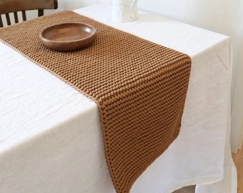 Brauner gewebter Tischläufer für den Kaffeetisch, natürliches gestricktes Dekor für Wohn- oder Esszimmer, rechteckige Lauffläche im minimalen skandinavischen Stil.