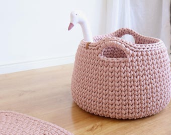 Handgefertigter Korb aus Baumwollseil in Blush Pink - Boho Aufbewahrungskorb für Kinderzimmer, Spielzeug oder Decken, weich gewebtes Wohndekor.