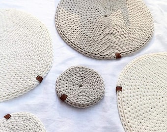Tovaglietta rotonda in cotone lavorata all'uncinetto: decorazione da tavola in stile boho