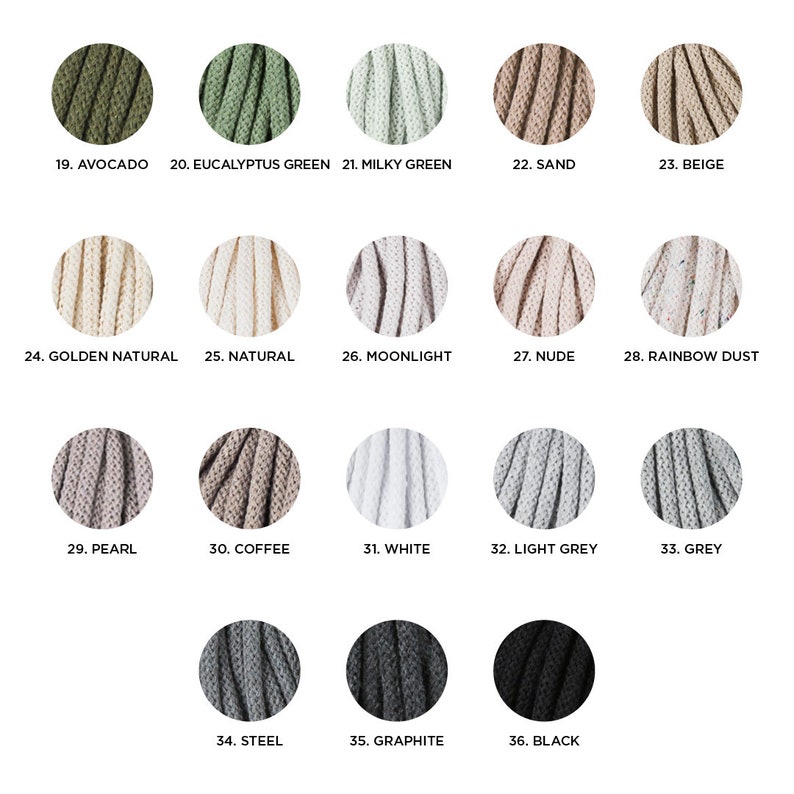 Op de afbeelding: Een kleurenkaart met 18 stalen van macram&eacute; koord in verschillende kleuren. De kleuren omvatten tinten groen, beige, wit, grijs en zwart. Elke kleur is gelabeld met een nummer en een naam, zoals "Avocado" en "Graphite."
