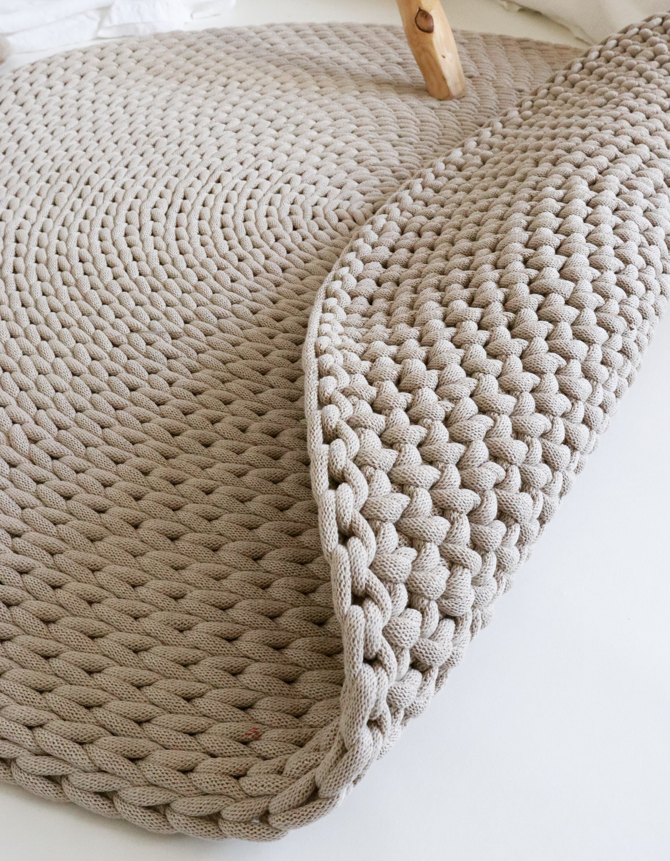 Chunky Handwoven Rug With a Modern Pattern, Fluffy Round Carpet for ...