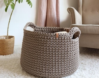 Chunky Woven Storage Basket with Handles, Coffee Brown Blanket Holder for Living Room