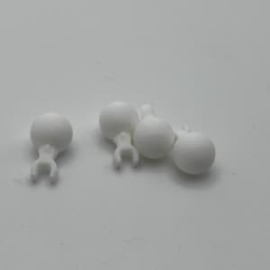 以下が含まれることがあります： 白い表面に散らばる、いくつかの小さな白いプラスチック部品。 各部品は球形の頭部とフォーク状の基部を持っています。 これらのオブジェクトは新品で未使用のようです。