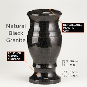 Op de afbeelding: Een zwarte granieten vaas met een gepolijst, glanzend oppervlak. De vaas heeft een vervangbare plastic beker en is 30 cm hoog en 15 cm breed. De tekst op de afbeelding luidt "Natuurlijk zwart graniet."