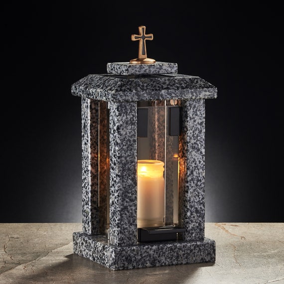 Kerzenhalter aus grauem Granit mit einem Kreuz für einen Friedhof oder ein Grab, Gedenkkerzenhalter, Steingrablaterne, Laternen-Gedenkgeschenk