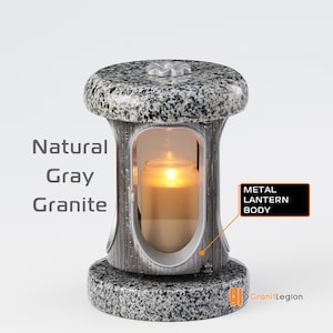 Peut inclure: Une lanterne en granit gris naturel avec un corps en métal. La lanterne contient une bougie allumée. Le texte "Natural Gray Granite" est sur le côté gauche de la lanterne. Le texte "METAL LANTERN BODY" est sur le côté droit.