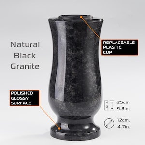 Może przedstawiać: Czarny granitowy wazon z polerowaną, błyszczącą powierzchnią. Wazon ma wymienny plastikowy kubek i mierzy 25 cm wysokości i 12 cm szerokości. Widoczny jest tekst "Natural Black Granite" i "Polished Glossy Surface".