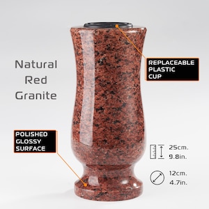 Può includere: Un vaso di granito rosso con una superficie lucida e lucidata. Il vaso ha una tazza di plastica sostituibile e misura 25 cm di altezza e 12 cm di larghezza. Il testo "Natural Red Granite" è visibile.