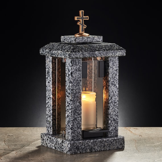 Kerzenhalter aus grauem Granit mit einem Kreuz für einen Friedhof oder ein Grab, Gedenkkerzenhalter, Steingrablaterne, Laternen-Gedenkgeschenk