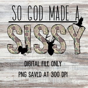 Könnte beinhalten: Eine digitale Datei eines Tarnmusters mit dem Text "So God Made A Sissy" in schwarzen Buchstaben. Das Design beinhaltet ein Reh, einen Truthahn und eine Ente. Der Text "Digital File Only" und "PNG Saved At 300 DPI" ist ebenfalls enthalten.