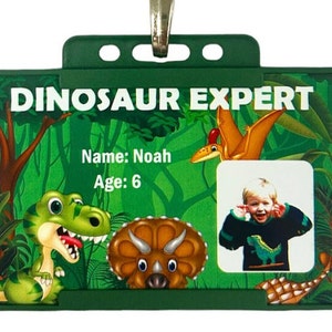 Tarjeta de identificación para niños con dinosaurios y cordón verde (nombre y foto personalizados)