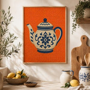 Op de afbeelding: Een rechthoekige wandkunstprint met een illustratie van een theepot in mozaïekstijl. De theepot is crèmekleurig met ingewikkelde donkerblauwe bloemmotieven en een bijpassend deksel, tegen een levendige, getextureerde oranje achtergrond.