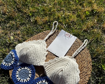 Top corto de algodón hecho a mano con ganchillo y detalle de rayos de sol azules.