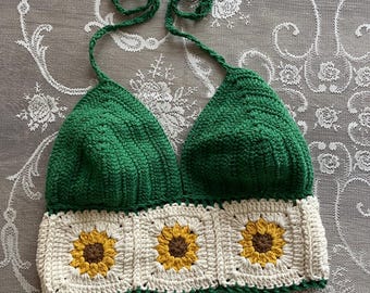 Top corto de crochet con girasoles hecho a mano