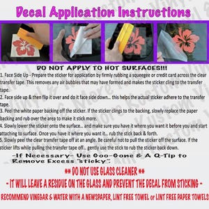 Op de afbeelding: Instructies voor het aanbrengen van een sticker met een gele rakel, een witte papieren ondergrond en een transparante transferfolie. De instructies adviseren om geen glasreiniger te gebruiken om de sticker aan te brengen en raden aan om azijn en water te gebruiken met een krant, een pluisvrije handdoek of pluisvrije papieren handdoeken.