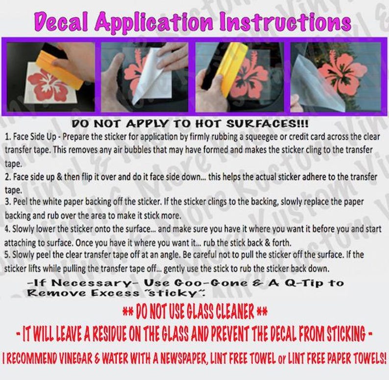 Op de afbeelding: Instructies voor het aanbrengen van een sticker met een gele rakel, een witte papieren ondergrond en een transparante transferfolie. De instructies adviseren om geen glasreiniger te gebruiken om de sticker aan te brengen en raden aan om azijn en water te gebruiken met een krant, een pluisvrije handdoek of pluisvrije papieren handdoeken.