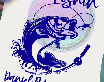 Peut inclure: Une silhouette bleue d'un poisson sautant hors de l'eau avec une canne à pêche et un leurre. Le texte "Gone Fishin'" est au-dessus du poisson et "Daniel Peterson Sr. 1956-2021" est en dessous du poisson.