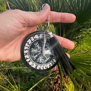 Llavero con hacha vikinga Vegvisir, brújula nórdica, runas Futhark, incluye llavero con borla y clip