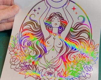 Może przedstawiać: Holograficzna naklejka przedstawiająca kobietę trzymającą półksiężyc. Kobieta ma długie, falujące włosy i jest otoczona kwiatami. Projekt zawiera kolory tęczy i gwiazdy, tworząc mistyczną i artystyczną estetykę.