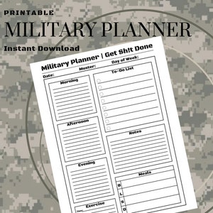 Op de afbeelding: Printbare militaire planner met een zwart-wit ontwerp. De planner bevat secties voor "Datum", "Muster", "Dag van de week", "To-Do-lijst", "Ochtend", "Middag", "Avond", "Notities", "Maaltijden" en "Oefening".