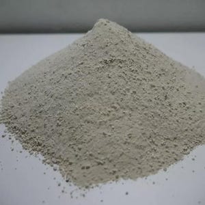 Puede incluir: Primer plano de un montón de polvo blanco. El polvo es fino y tiene una textura ligeramente granulada.