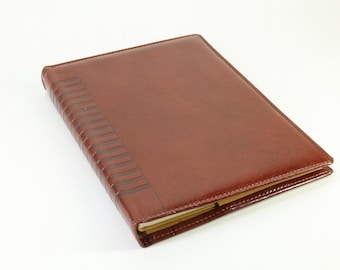 Adresboek van Cangini e Filippi met leren etui.