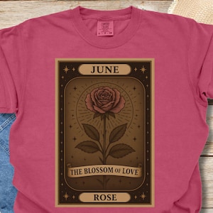 T-shirt tarot fleurs de naissance, t-shirt zodiaque de juin, chemise unisexe teinte en pièce, haut de carte de tarot floral, t-shirt graphique botanique