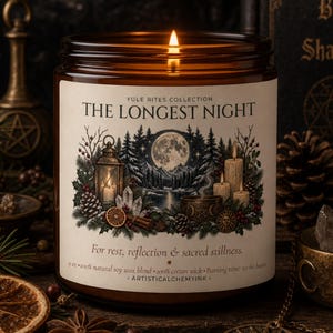 以下が含まれることがあります： THE LONGEST NIGHT、YULE RITES COLLECTION、For rest, reflection & sacred stillnessと書かれたラベル付きの茶色のガラス瓶入りキャンドル。ラベルには月明かりの森、ランタン、キャンドルが描かれています。255gのソイワックスが含まれています。