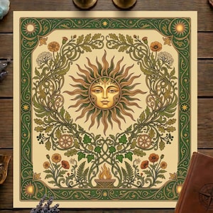 Peut inclure: Une tapisserie carrée crème avec un motif de visage de soleil au centre, entouré d'une bordure florale verte et dorée. La tapisserie est posée sur une surface en bois avec des bougies, un calice et un livre relié en cuir.