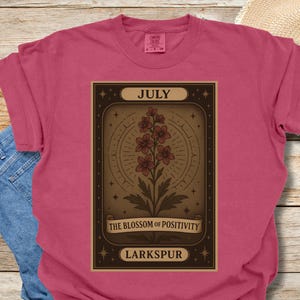 T-shirt tarot fleurs de naissance, t-shirt zodiaque de juillet, chemise unisexe teinte en pièce, haut de carte de tarot floral, t-shirt graphique botanique